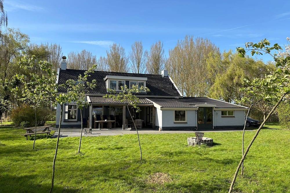 Group accommodation (18 persons) - Unique enjoyment in the heart of Zeeland. in Niederländische Nordsee