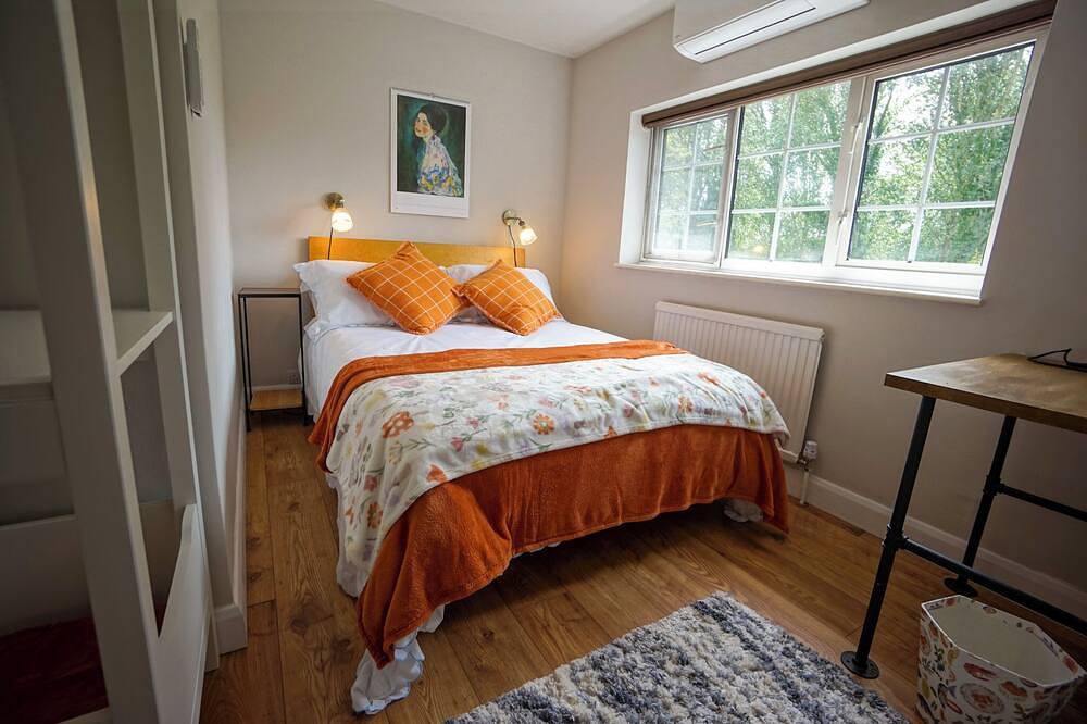 Beautiful 2 Bed Home with Spacious Garden in Stevenage, Hertfordshire