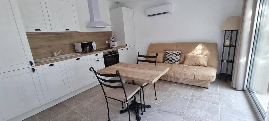 Location de vacances pour 2 personnes, avec terrasse ainsi que jardin et piscine à Saint-Estève-Janson