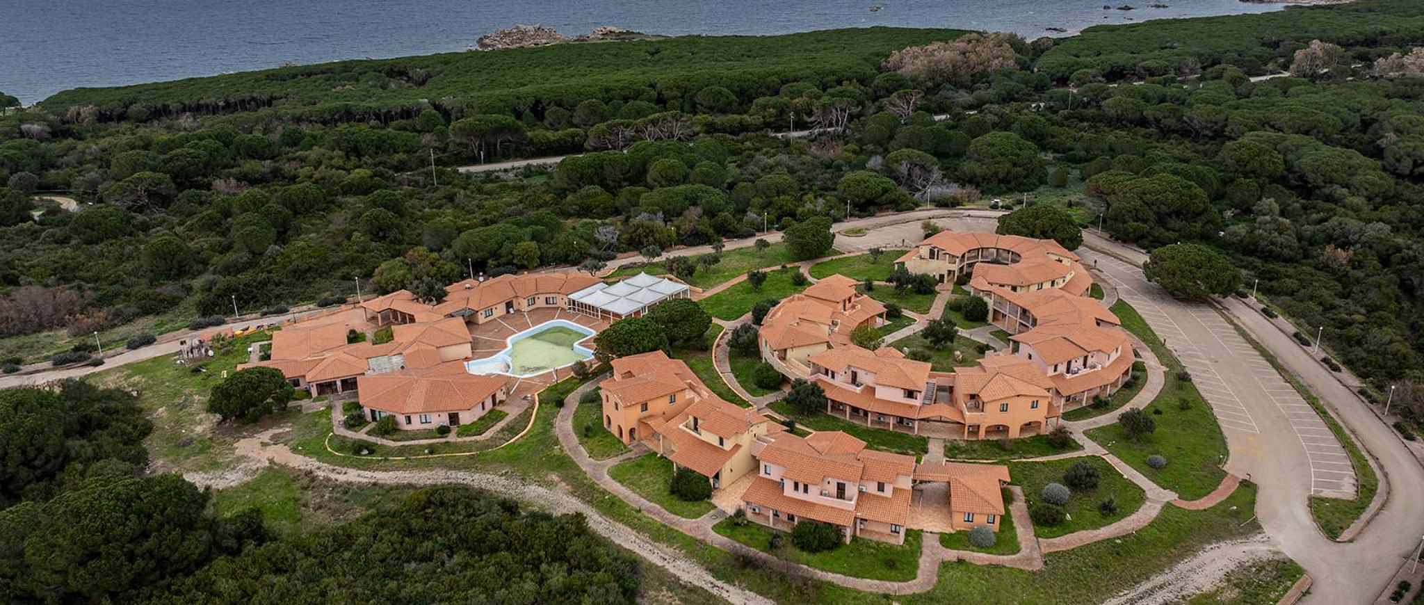 Monolocale intero, Monolocale con balcone e piscina all'aperto in Lu Lamoni, Vignola Mare