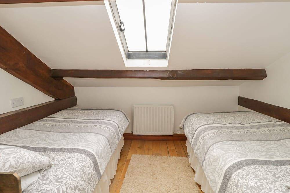 Bleng Barn Cottage, pet friendly, with hot tub in Gosforth in Lake District