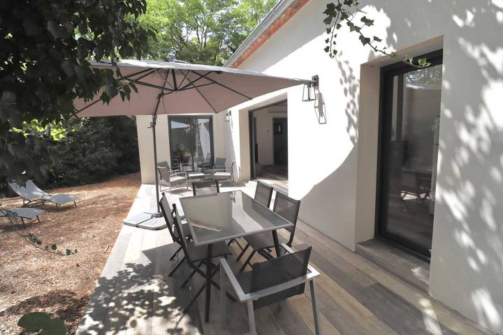 Gîte pour 4 personnes, avec Jacuzzi et Terrasse ainsi que Jardin et Piscine