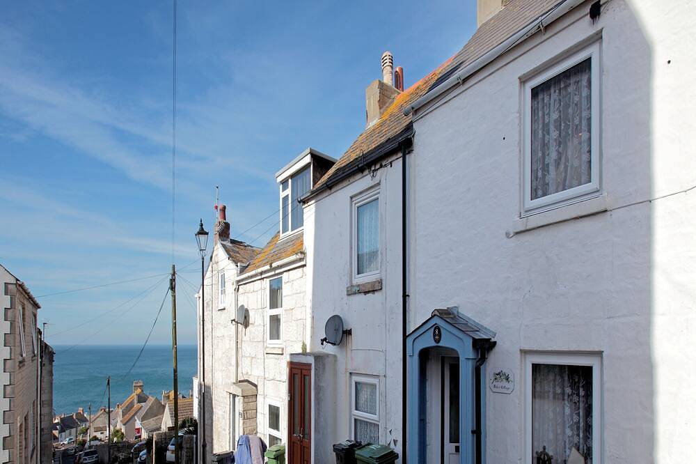 Beautiful, family friendly Cottage with sea views of Chesil Beach in Fortuneswell, Isle of Portland