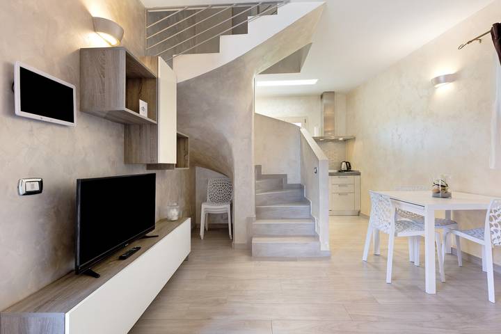 Apartamento inteiro, Trilocale Magnolia: Charme em três pisos na corte de Lonato del Garda in Lonato, Bréscia (província)