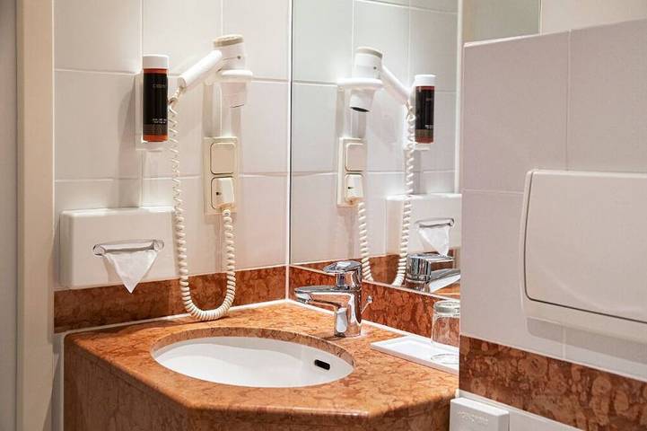Hotel für 2 Personen, mit Whirlpool und Sauna sowie Pool in Magdeburg - 4