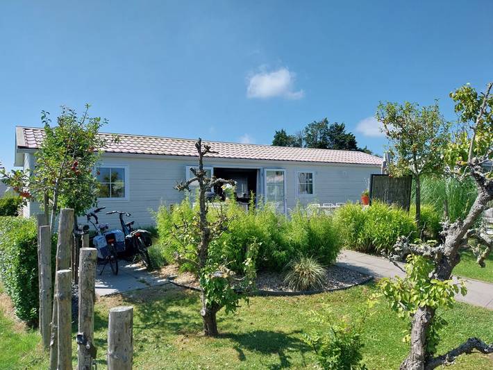 Chalet für 2 Personen, mit Terrasse und Balkon/Terrasse in Oostkapelle