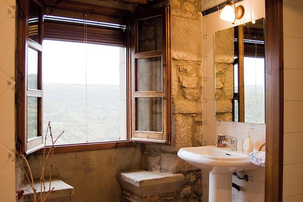 Ven a vivir una experiencia unica en plena naturaleza en La Sala de Biure in Sagás, Provincia de Barcelona