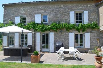Chambre d’hôte pour 6 personnes, avec vue ainsi que jardin et terrasse à Mortagne-sur-Sèvre
