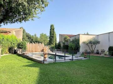 Cottage pour 12 personnes, avec sauna et jardin ainsi que piscine et terrasse à Générac