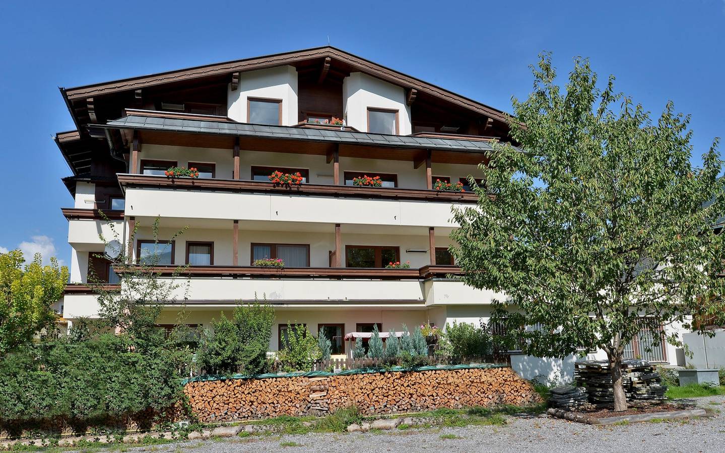 Ganze Wohnung, "Apartmenthaus Zentral 8er App" in der Nähe des Skigebiets mit Bergblick, Wlan & Balkon in Stumm, Ski-Optimal Hochzillertal