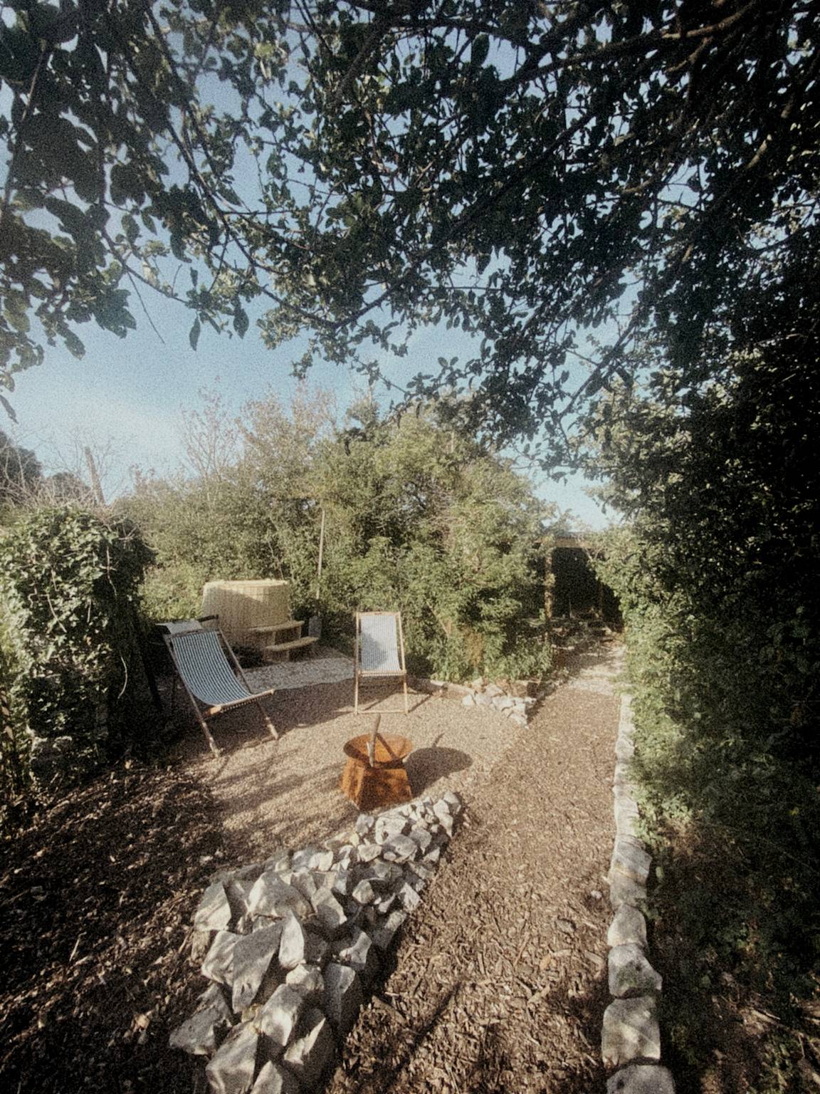 Pet Friendly Shepherd's Hut, Sleeps 2 with Hot Tub in Burrowbridge, Somerset
