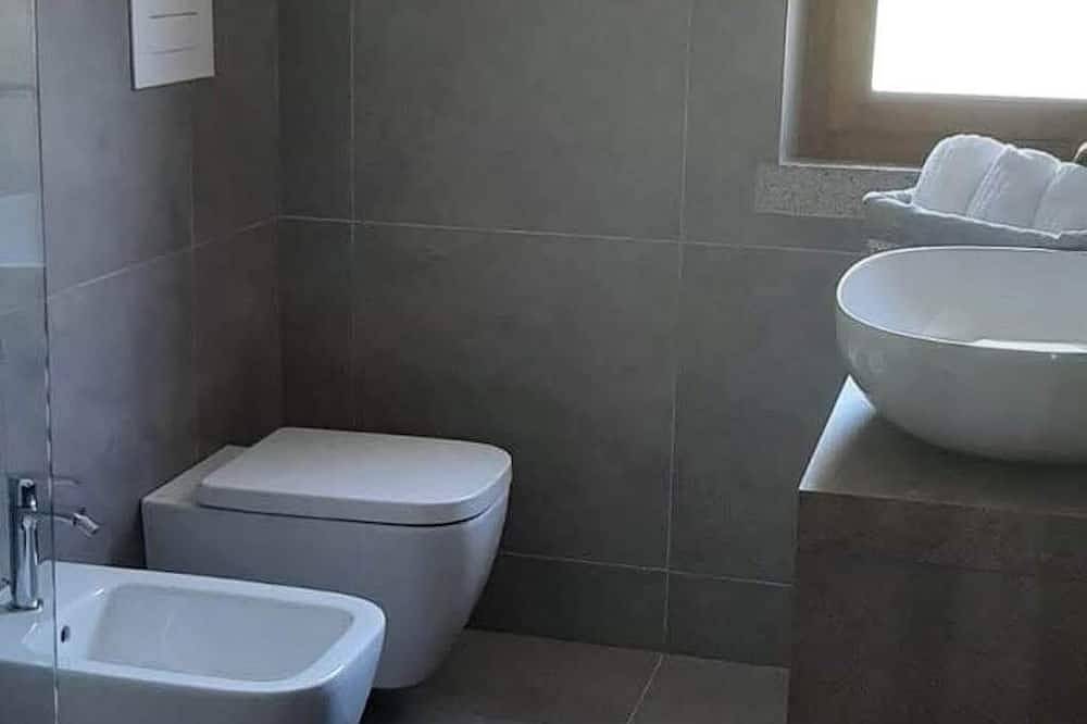 Appartement entier, Casa Maffei Top apartment 1, floor 2, balcony with fantastic lake view, parking in Oldesio, Tignale
