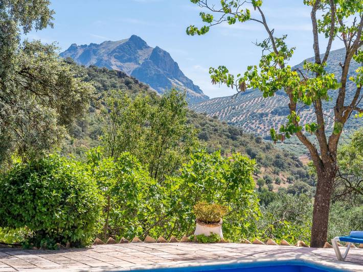 Chalet para 15 personas, con Jardín además de Piscina y Vistas en Parque Natural Sierras Subbéticas