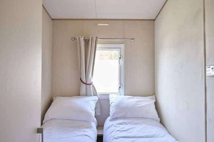 Lighthouse Retreat - A stones throw from West Mersea beach in Mersea Island, Colchester
