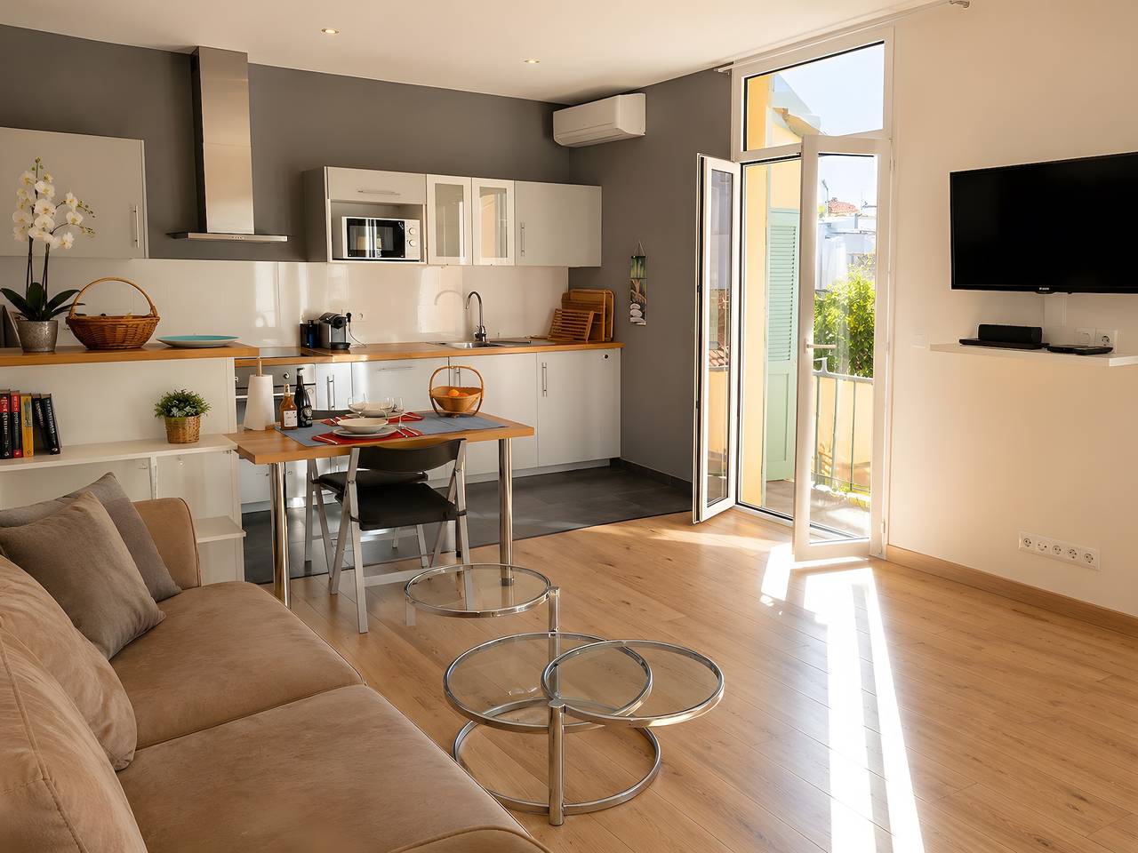 Geheel appartement, Licht 2-kamerappartement met airco en balkon in Oud-Antibes in Antibes, Middellandse Zeekust (Frankrijk)
