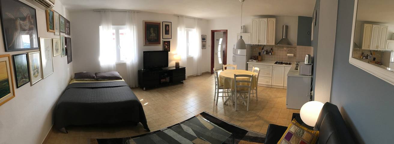 Ganze Wohnung, 1-Zimmer-Ferienwohnung mit Terrasse und Meerblick Prvic Luka, Prvic -a in Prvić Luka (Kroatische Adria), Prvić Luka