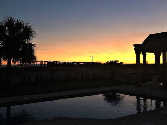 Vacation rental for 8 people, with hot tub and pool as well as yard in Dauphin Island