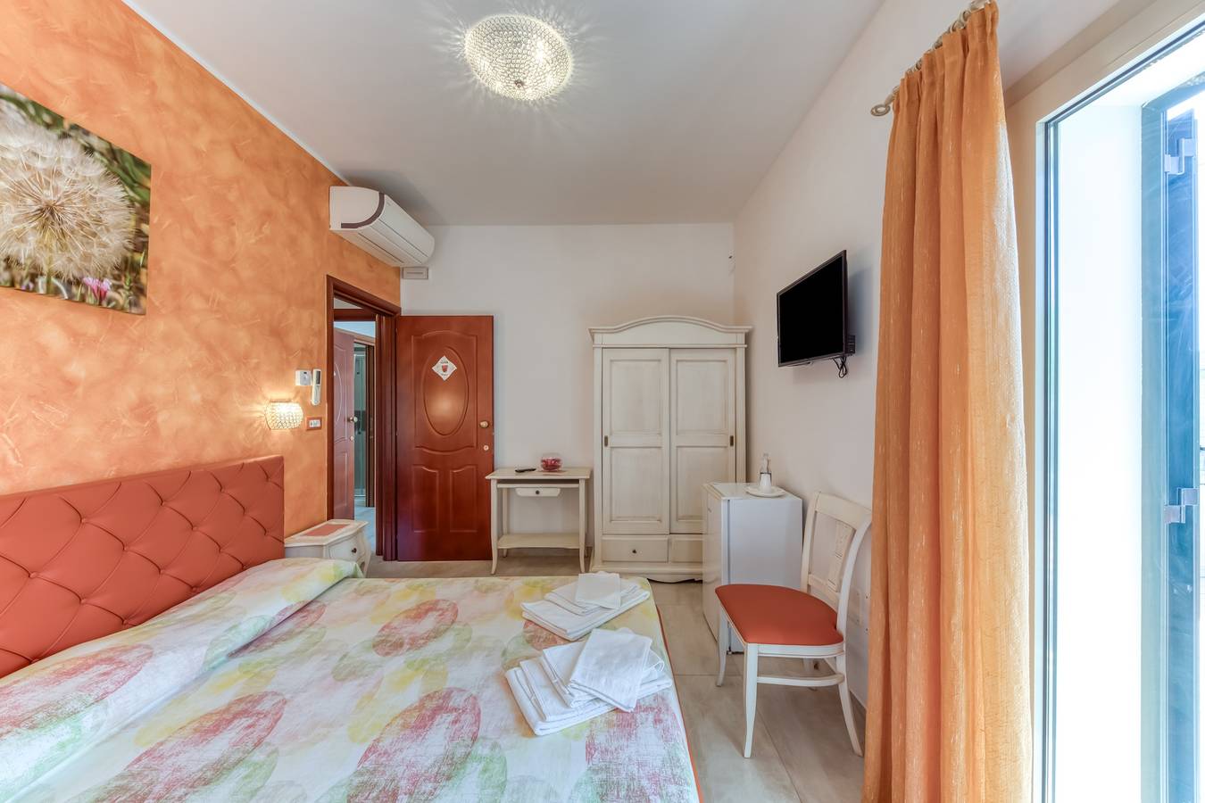 Bed and Breakfast 'Tallyho Melograno' con terrazza condivisa, Wi-Fi e aria condizionata in Salve, Golfo di Taranto