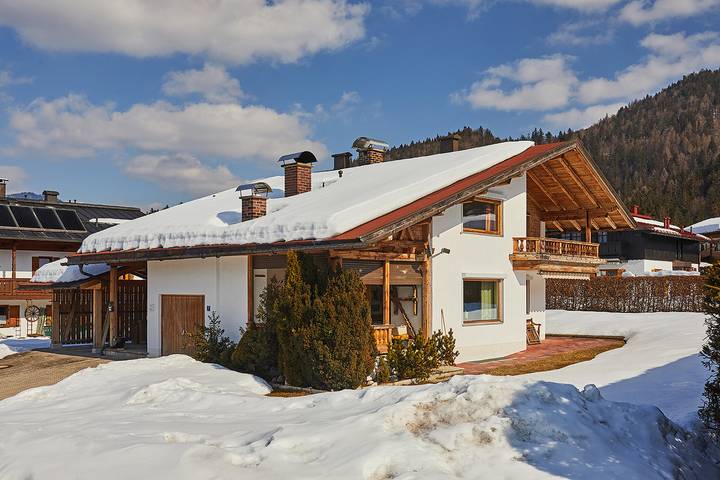 Ferienhaus für 8 Personen, mit Balkon und Terrasse sowie Garten in Reit im Winkl