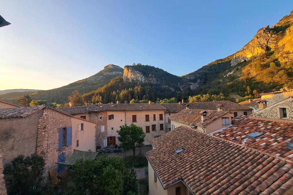 Village house at the foot of the cliffs in Orpierre, Gap und Umgebung