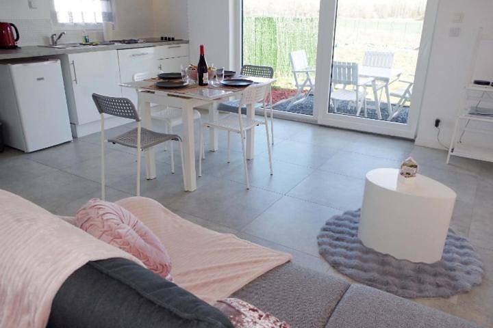 Appartement entier, Grand studio La Sensée - Parking privé, Terrasse, Netflix, au calme in Hem-Lenglet, Département Nord