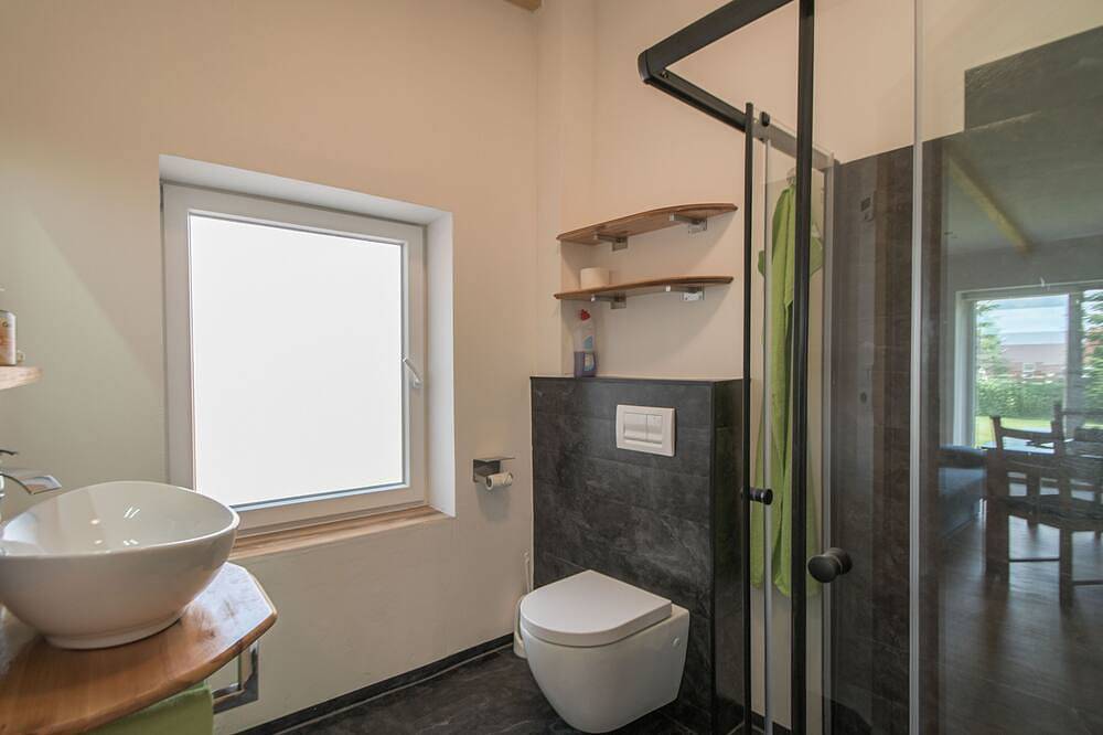 Ein Ferienhaus zum Wohlfühlen... Unser frisch renoviert und soeben fertig gestelltes \"Ferienhaus Upgant \" ist modern und stilvoll eingerichtet. Die 110 qm große Wohnfläche, liegt komplett im Erdgeschoss und bietet Ihnen offenes, modernes Wohnen... in Upgant-Schott, Nordseeküste
