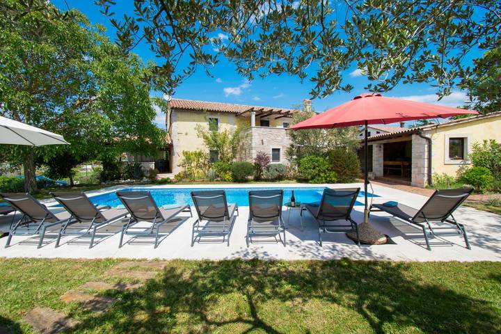 Ferienhaus für 12 Personen, mit Terrasse und Pool sowie Garten, mit Haustier