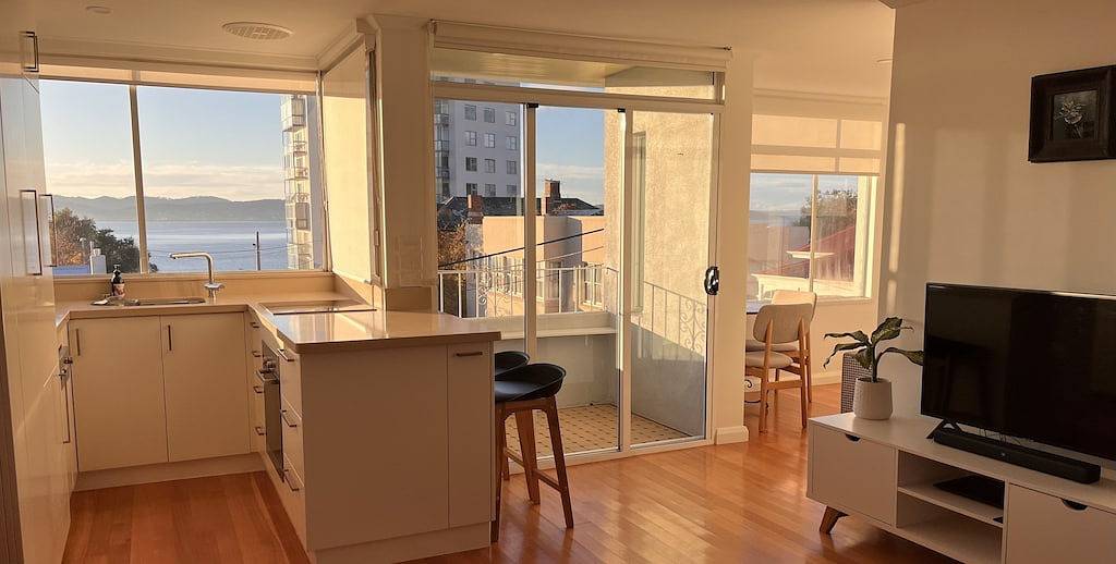 Ganze Wohnung, Django's by Salamanca - Apartment mit Balkon und Meerblick in Hobart, Tasmanien