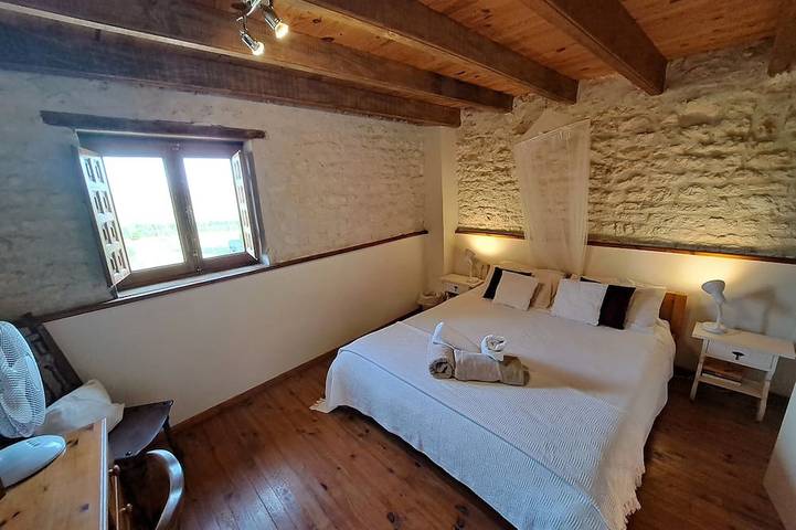 Gîte pour 6 personnes, avec piscine ainsi que terrasse et jardin à Saint-Pierre-de-Juillers - 2