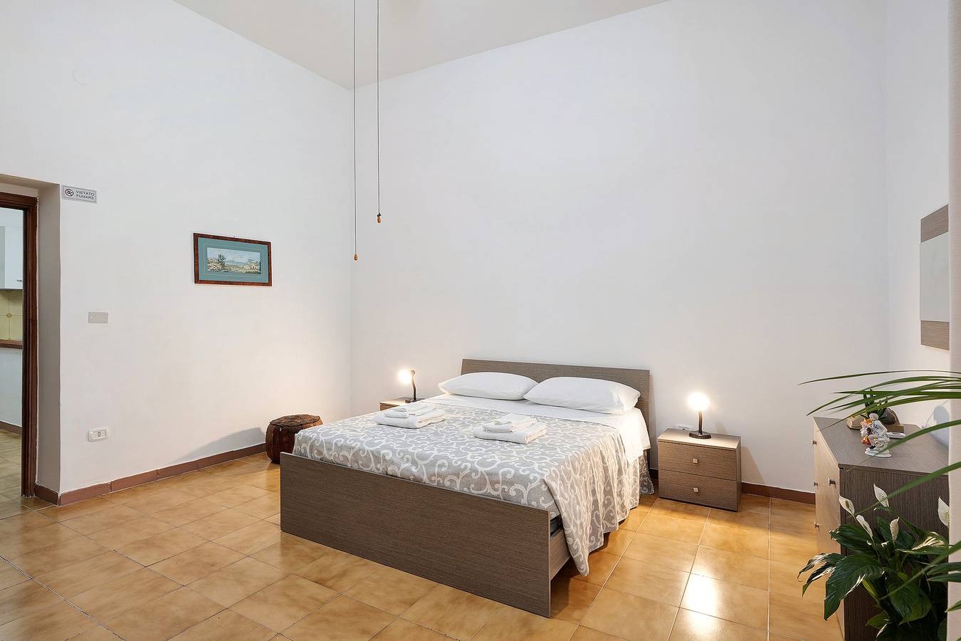 Entire apartment, Holiday Apartment "La Casa Di Gennaro - Napoli" with Private Terrace and Wi-Fi in Naples, Naples Province