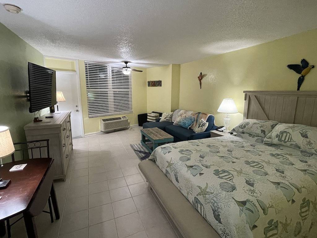 Ganze Wohnung, Daytona Escape with Ocean View Balcony, Tiki Bar and Heated pool in Daytona Beach, Florida