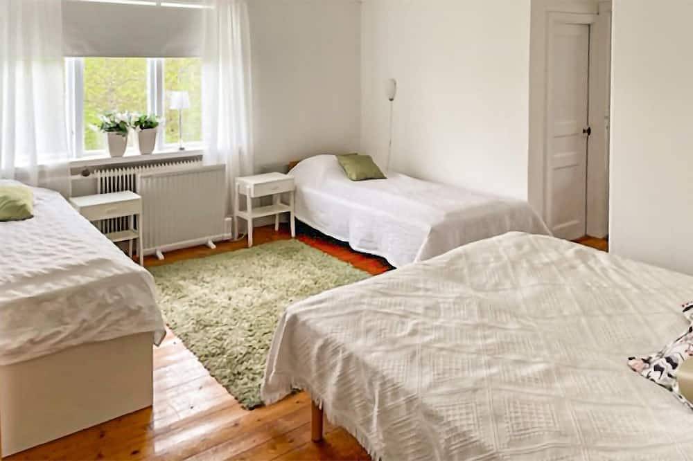 Gorgeous home in Lyrestad with Wifi in Vänern