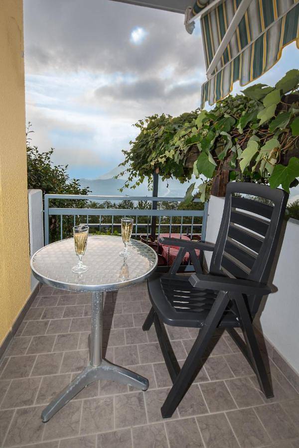Ferienwohnung für 2 Personen, mit Terrasse in Cademario