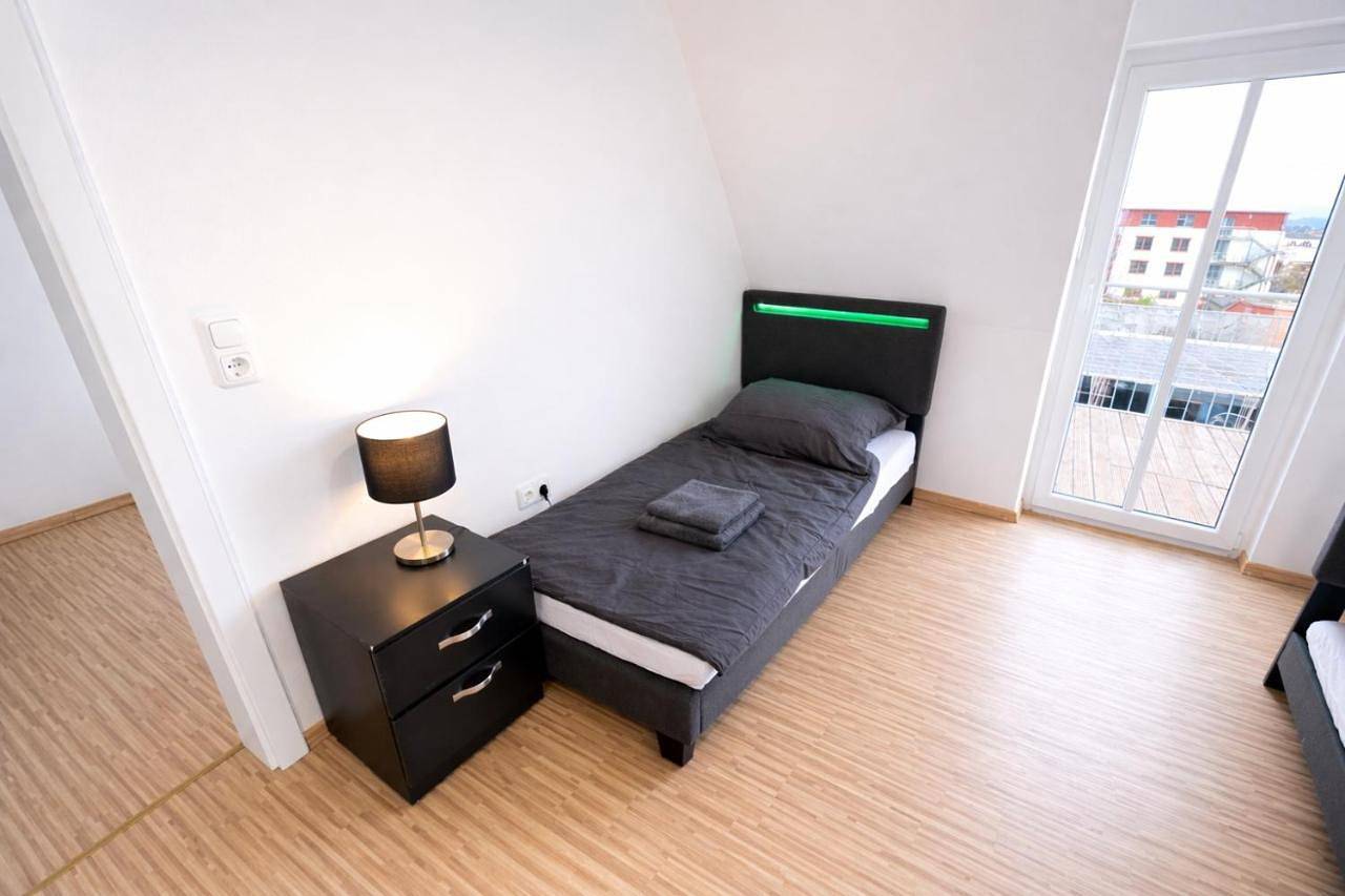 Ganze Wohnung, Leta Homes - Komfortable Fewo mit Traumbalkon mit flexiblem, Self-Check-In & eigenen Parkplätzen in Straubing, Ostbayern
