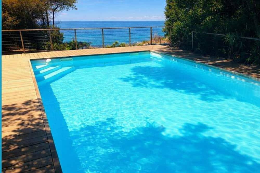 Front de mer accès direct plage et piscine privée chauffée dans écrin de verdure in Six-Fours-les-Plages, Côte méditerranéenne (France)