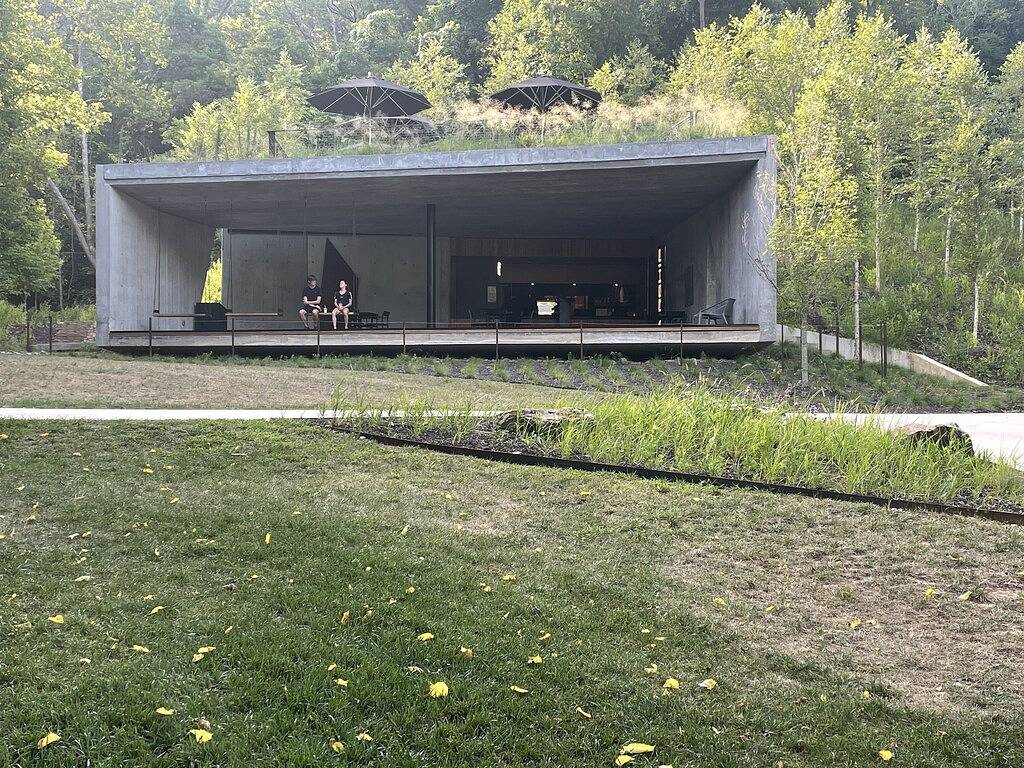 Fall Bentonville Getaway • Hot Tub • Mtb Trails • Dog Friendly in Bentonville, Ozark Mountains