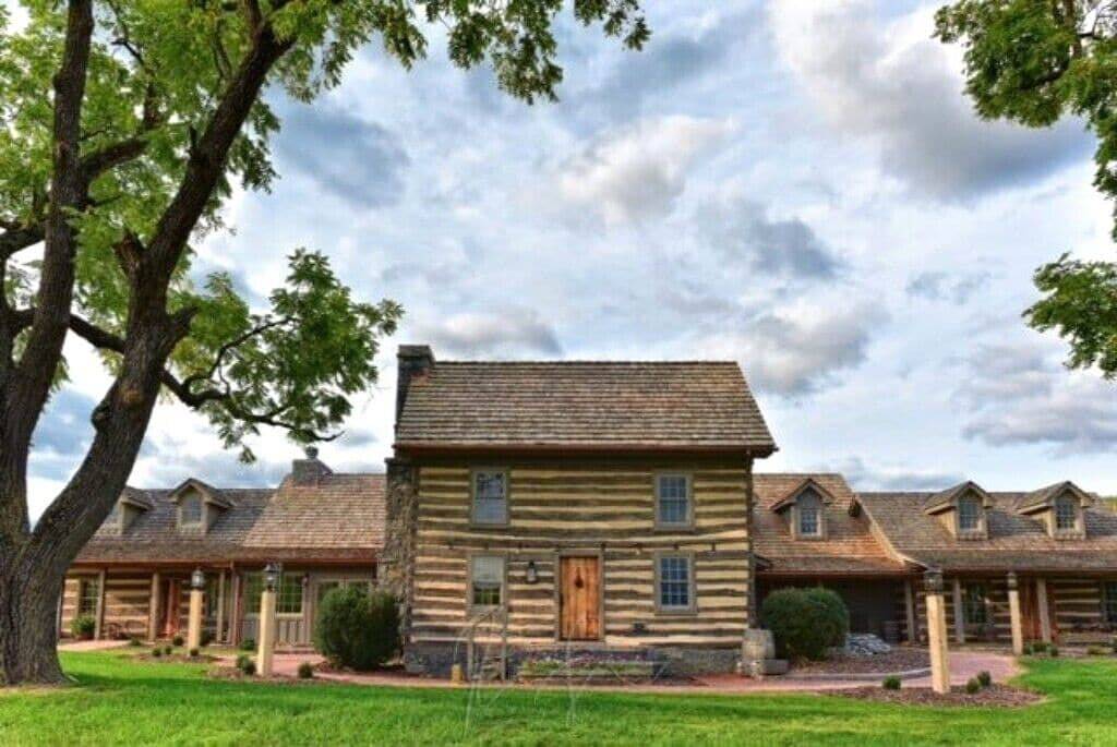 Bed&Breakfast in a 1795 Log Cabin on working farm, Margaret Baylor-Swoope suite in Augusta County