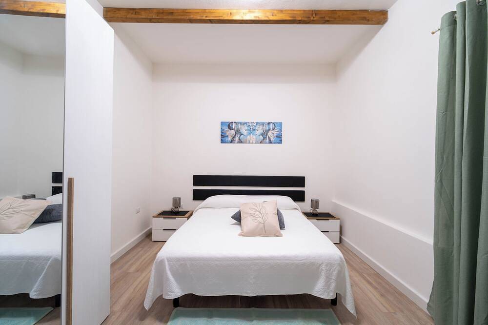 Entire apartment, La Casa di Mario - One Bedroom Apartment, Sleeps 2 in Oristano, Campidano