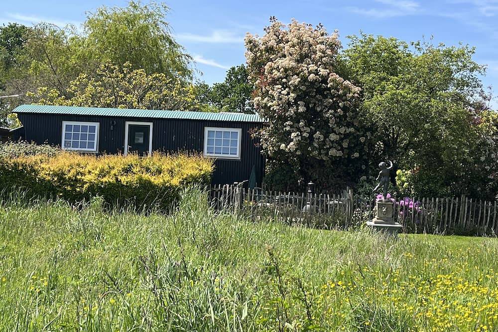 Shepherd'S Hut (Deluxe). Beautiful 1 bedroom, with patio, ideal for couples. in Dorset