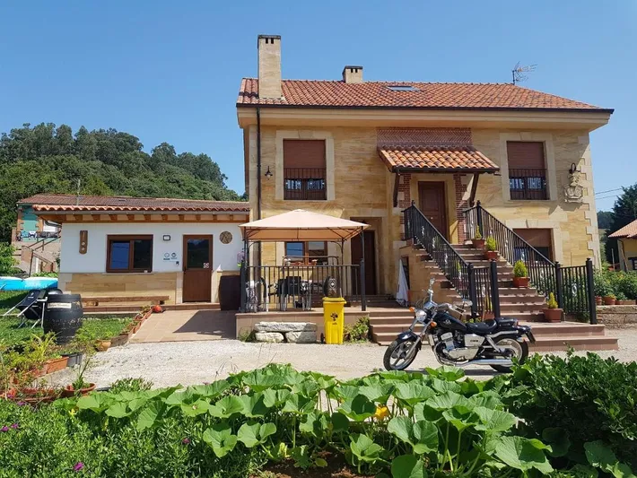 Hotel para 4 personas, con jardín además de terraza y vistas - 1