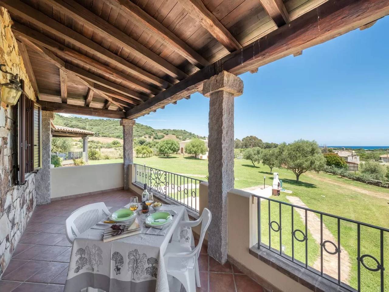 Entire apartment, Relaxing holiday home near La Caletta beaches in Iscra E Voes, Nuoro Province