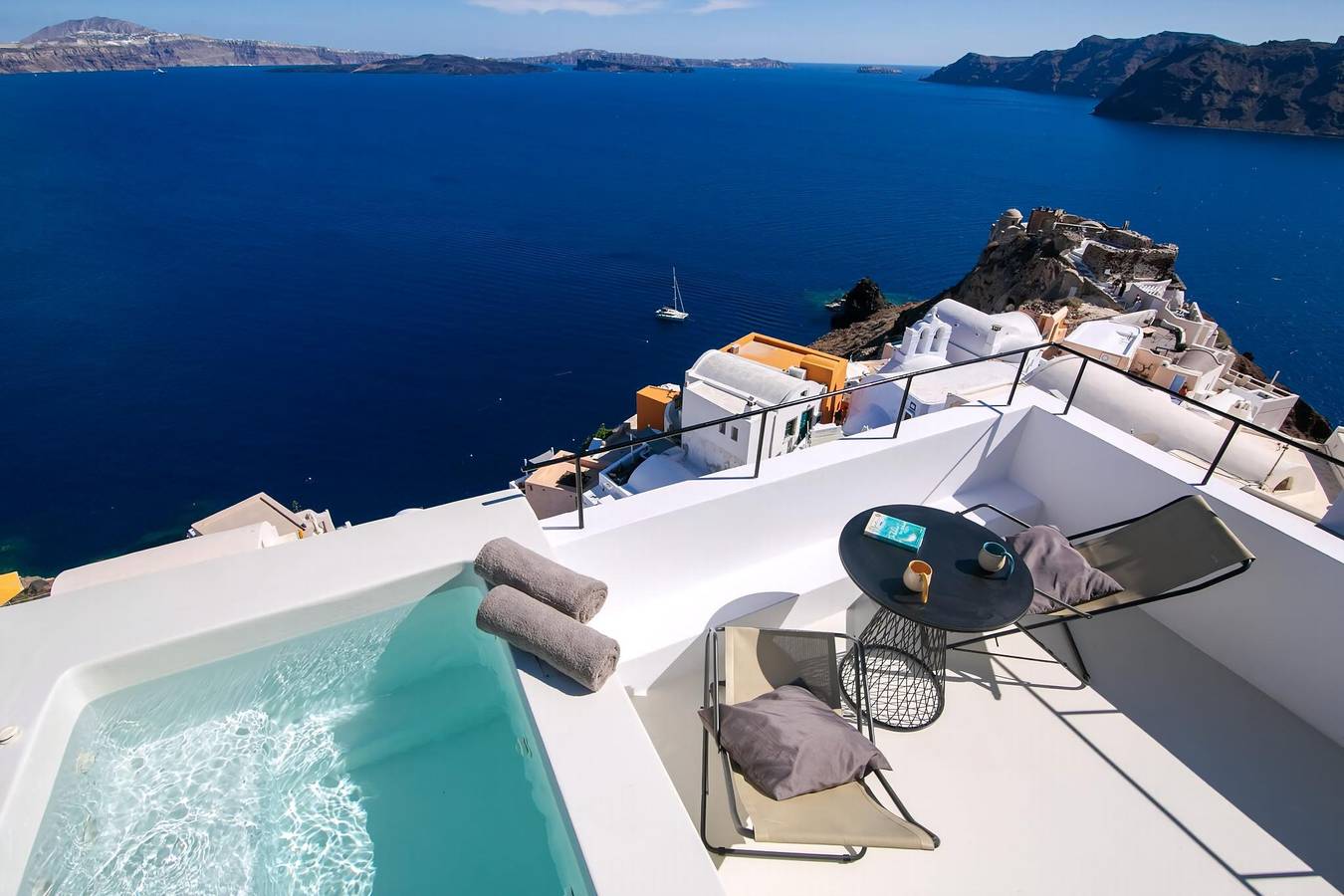 Delightful Oia Suite | Deluxe Room with Outdoor Hot Tub | Panoramic Sea Views in Ormos Ammoudiou, Oia