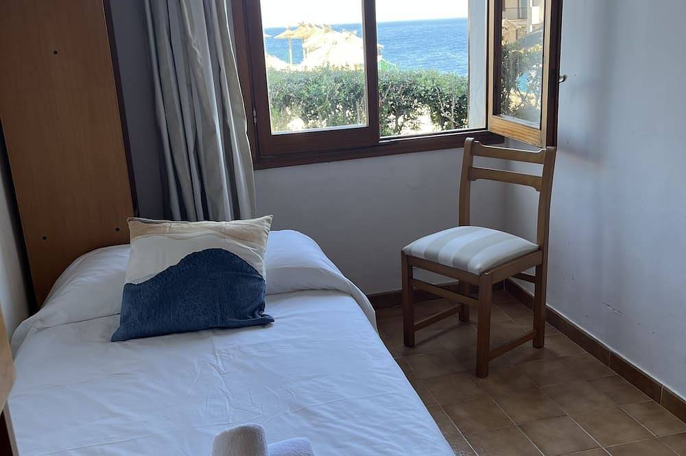 Entire apartment, Apartment located on the seafront with communal swimming pool in Cala d'Or, Santanyí