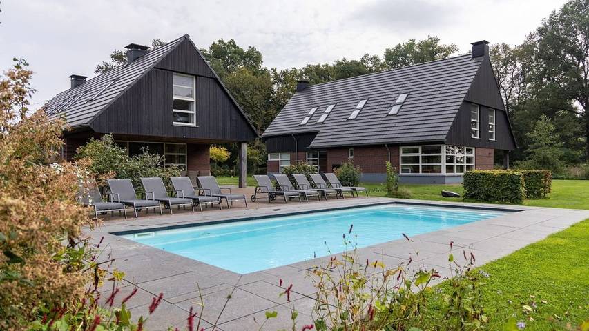 Ferienhaus für 21 Personen, mit Pool und Sauna sowie Garten