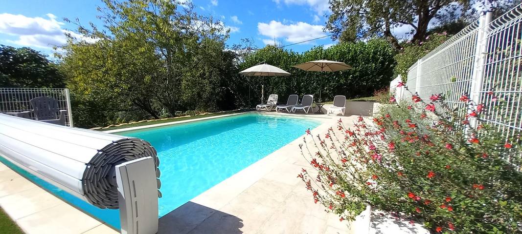 Gîte pour 10 personnes, avec piscine ainsi que terrasse et jardin