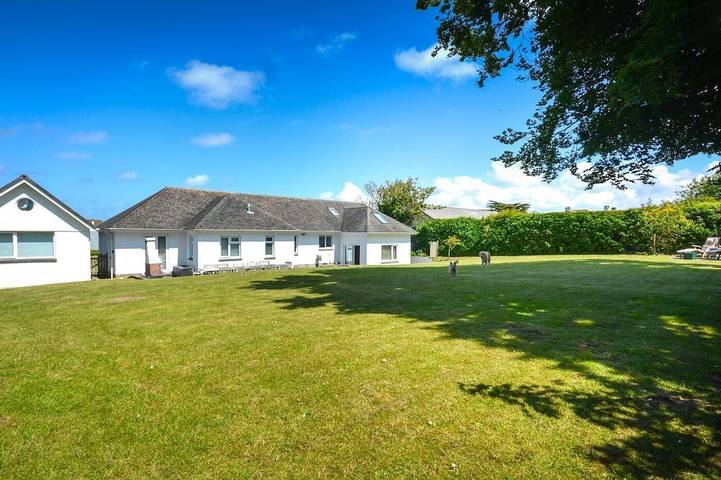 Cottage for 9 people, with garden in Constantine Bay