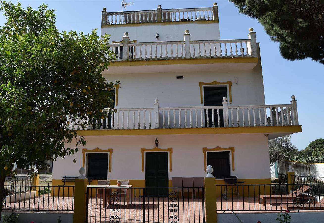 Villa Los Pinos mit Pool, Wlan, Klimaanlage, Terrasse und Garten in Marchena, Sevilla Provinz