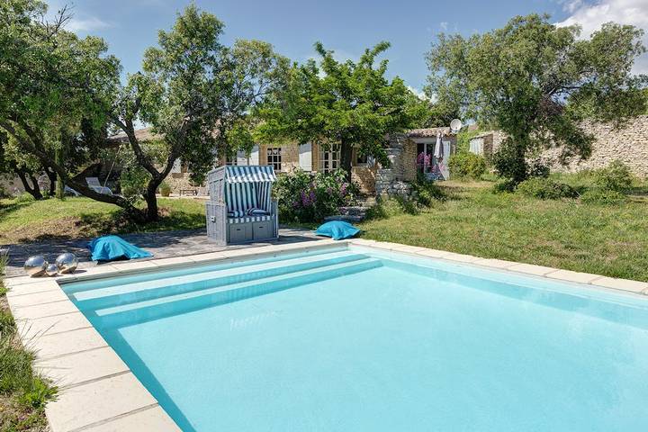 Gîte pour 6 personnes, avec Terrasse ainsi que Jardin et Piscine