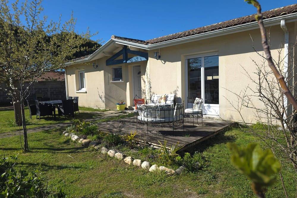 House with enclosed courtyard located 300m from the beach in the center of town. in Vendays-Montalivet, Parque natural regional del Médoc