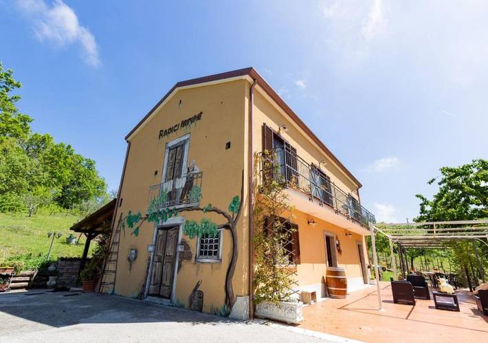 Location de vacances pour 3 personnes, avec jardin ainsi que balcon et vue à Rocca San Felice